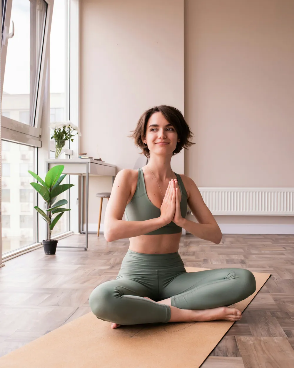 Meditáció lótuszülésben a napfényes teremben